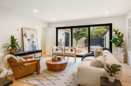 Home Staged by Mid Modern Designs at 1040 Vernon Ave Venice, CA 90291 (4)