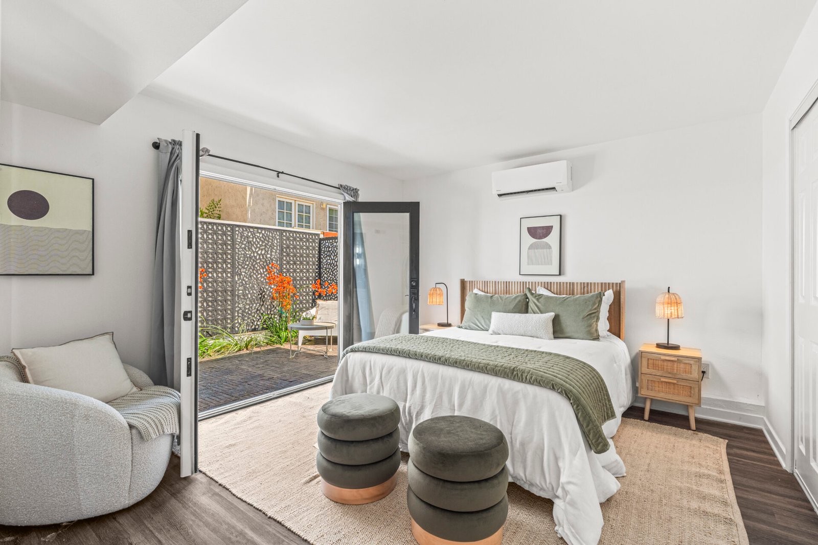 Home staged by Mid Modern Designs at 1712 Stanford Ave, Redondo Beach, CA 90278 (12)