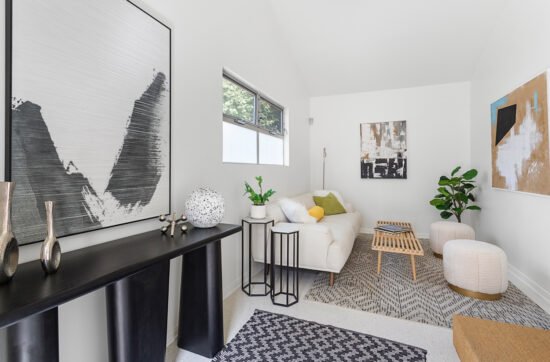Home staged by Mid Modern Designs at 201 Bernard Ave, Venice, CA 90291 (6)